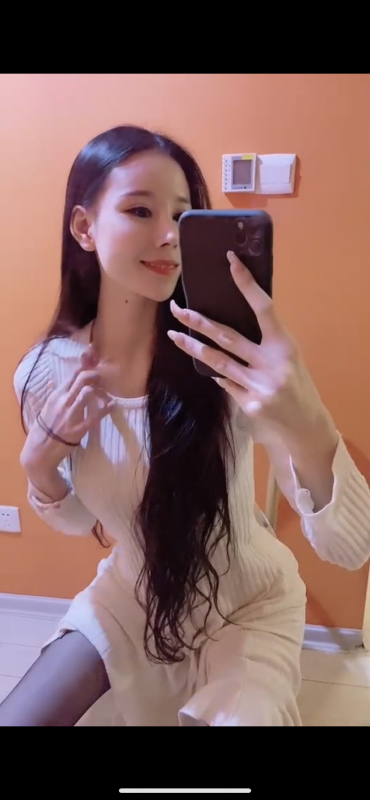 张府园地铁站附近大长腿妹妹